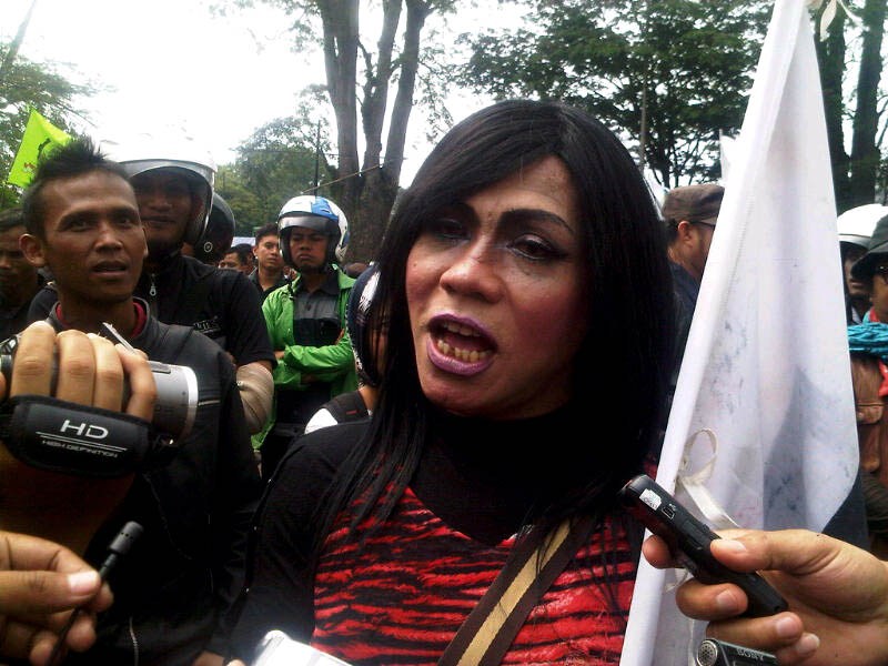 Perempuan Biadap Gaduh Dengan Mak Cik
