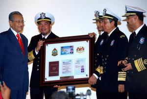 [FOLLOW NOW] Dr. M Says: Najib's Performance Was Worse Than Abdullah #PRU13