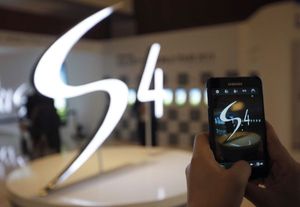 [NEW UPDATE] Galaxy S4 Smashes Speed Record for 10 Million Sales